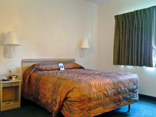 Studio 6 Charlotte Airport Hotel Room photo